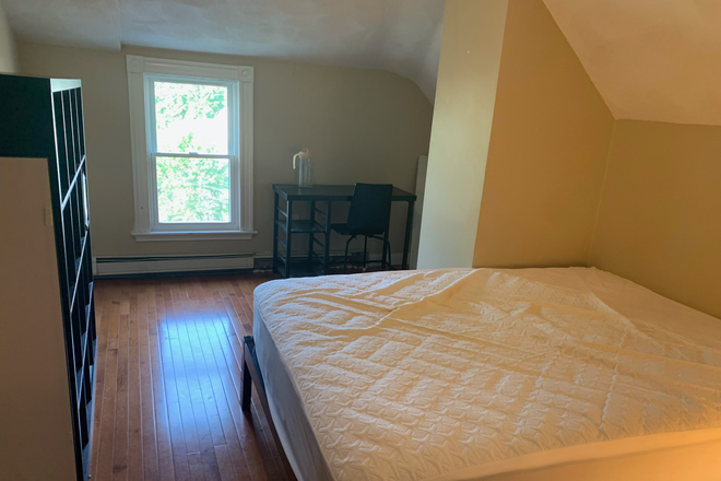 Bedroom - 1 Bedroom, in a 3 Bed 2 Bath, Close to Law School and Main Campus Condo