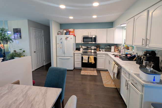 Kitchen - Private Bedroom 12 minutes away from Anschutz House