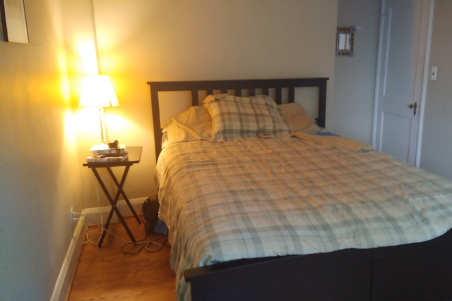 queen bedroom - Efficient, family-friendly off-campus rowhouse