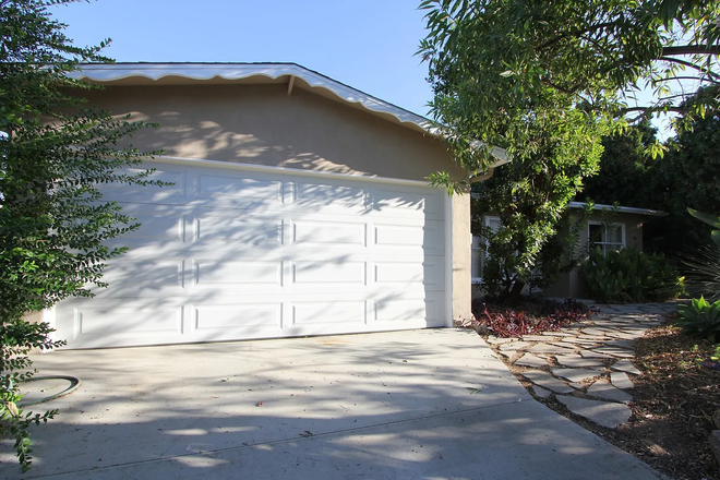 front - Off campus housing House