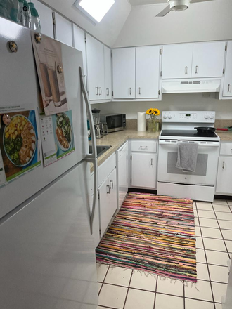 Kitchen - Apartment, close to metrorail and UM campus
