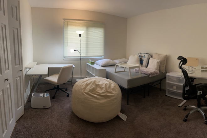 Bedroom w/ walk-in closet - Berrytree Apartments 2B1B