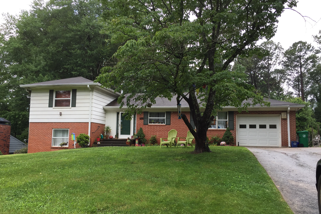 Front - 2 bedroom/1bathroom in single family house