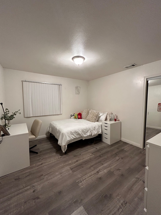 bedroom - room available for summer sublease (super close to UCR!!!) House