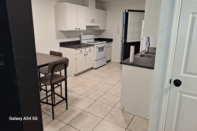 Kitchen 1 - 2Br/2Ba Apartment: Sweet Little Spot in Walking Distance of TSC and 10 to 15 Min Drive to FAMU/FSU