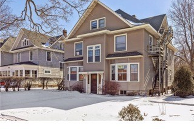 Exterior - Beautiful 5 Bedroom Unit in 3 Plex- Close by the University of Saint Thomas Apartments