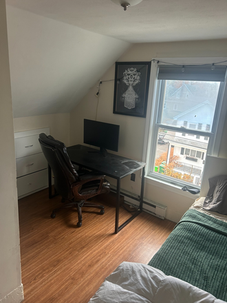 Bedroom - Spring semester sublet - with off street parking - Flexible rent Duplex