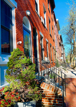 Townhouse apt on tree lined street in Center City - Nr. Fitler Square :Comfortable, secure one bedroom on tree lined street with city bus to campus oppo Apartments