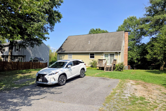 5 car wide driveway/parking on Mews Alley - 5 minute Walk to UMD/Trader Joe's/Whole Foods 3 BR $750/850/950/month