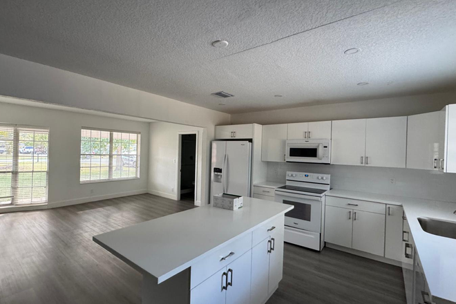 Kitchen - Spacious 5/3 for rent in heart of Davie and walking distance to NSU Main Campus. House