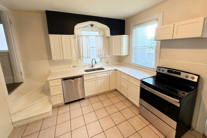 Newly remodeled kitchen - 4 Bdrm, 2 Full Bath, off street parking, close to campus, w/d House