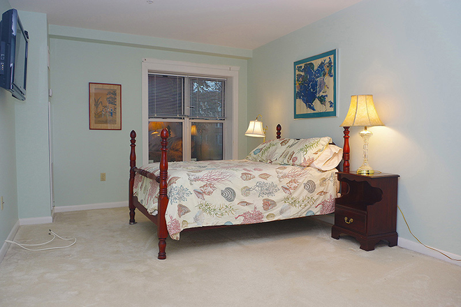 Huge Master bedroom with private full bath and walk-in closet - Two-minute Walk to Boston Univ Law, Engineer, Photonics. Furnished, Central A/C