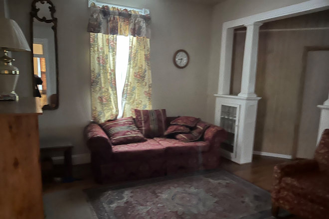 Living room - House in MOUNT RAINIER, 3 miles from campus