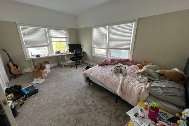 bedroom - Quiet studio on northside, available starting 5/31 Apartments