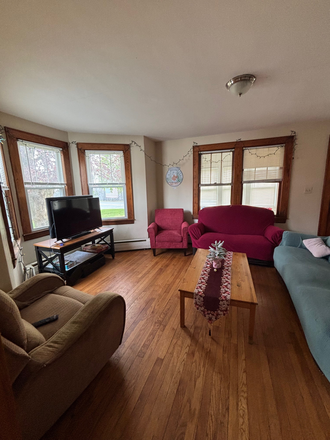 Living Room - House 5 minutes from campus