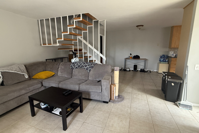 Living room (furnished) - Spacious townhouse with backyard near UTC mall