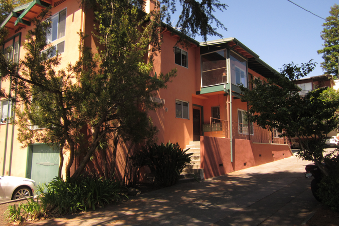 Entrance to apartment building - Very Nice Northside Studio 1 Block to UC