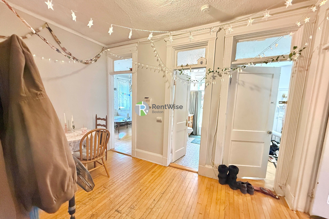 Hallway - AVAIL 9/1! Spacious & Sunny Apartment Next to Harvard Ave Station, Heat & Hot Water, NO FEE!!