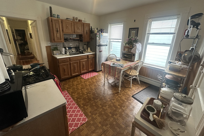 kitchen - Bright and Sunny 3 BEd / 1 Bath near campus available NOW!! Apartments