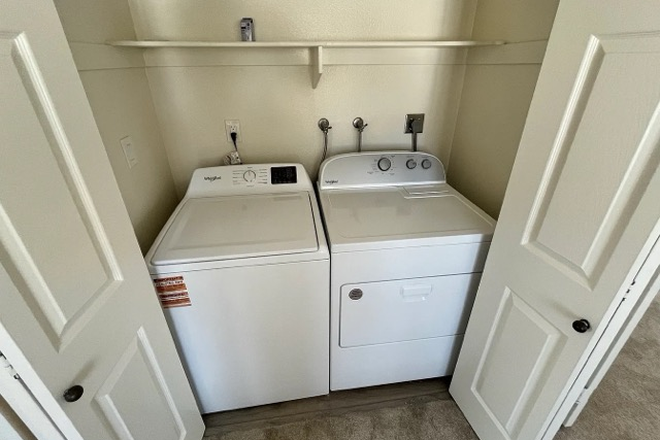 Washer dryer - Looking for female renter for private room in Pacific Beach apartment- starting June!