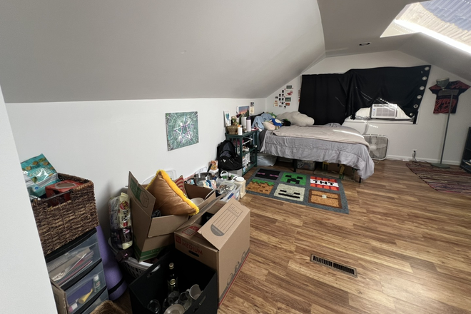 bed view - One bedroom available in cute 4 bed house, close to campus, near bus 30 route