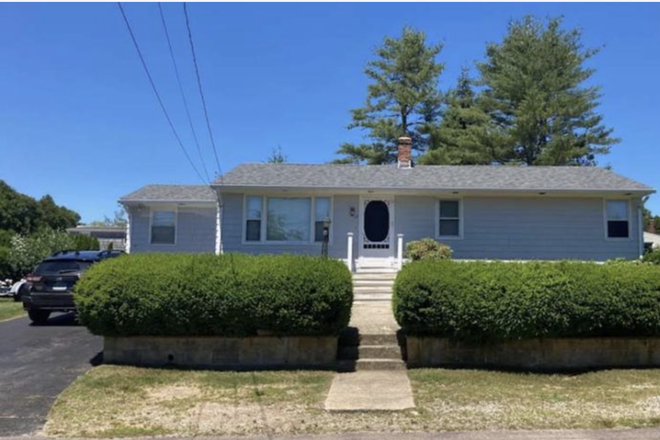 4 beds, 2 bathroom, table outback, furnished kitchen, basement with washer and dryer, living room area. - 4 bedroom house, 2 bathroom
