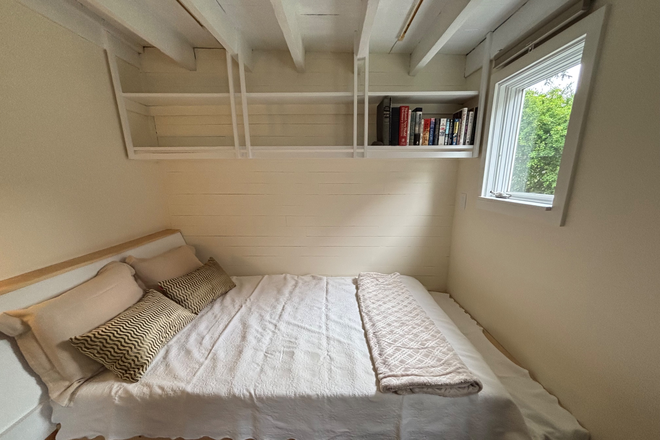 Sleeping area - Garden level studio with easy commute and free parking House