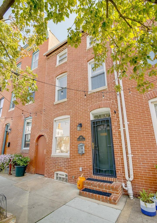 Street view - Room & en-suite bathroom in Upper Fells Townhome