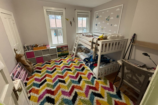 mid-sized room (bunk beds can be swapped, decoration removed) - Rooms in House w/ Yard and Parking Close to Campus