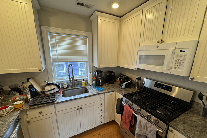 KITCHEN - GIGANTIC 5 BED 2 BATH  CLOSE TO MIT -HBS ON RIVER ST 09/01 1/2 fee Apartments
