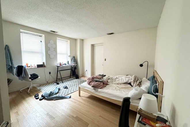 Call NOW for showings! 617-236-8550 - GAINSBOROUGH ST - ONE OF THE ONLY 5BR IN SYMPHONY! AVAIL *9/1/2026* W/ IN UNIT W/D, 3 BATH, A/C, DW! Condo