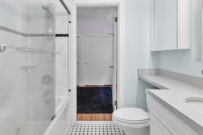 jack and jill bathroom with tub joining second and third bedrooms - Across from Homewood Campus, Redbrick building