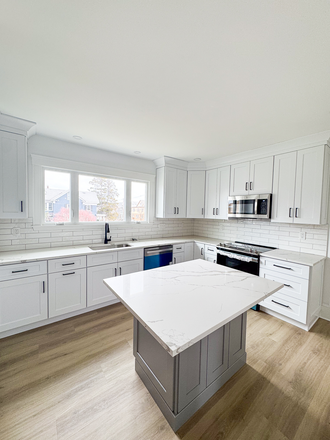 Kitchen - NEWLY RENOVATED BRIGHT & AIRY 3 BED / 1 BATH - CLOSE TO CAMPUS Condo