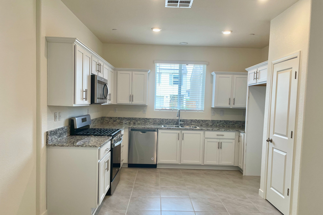 Kitchen - 368 SHAFER AVENUE, MERCED - 5beds/2.5Baths house - 3.5 miles away to UC Merced Campus