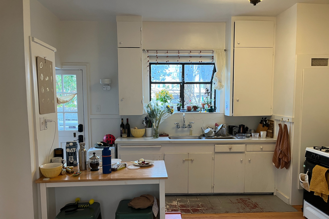 Kitchen - Furnished 2BR/2BA + office, ~1500 sq ft, 2‑story home close to campus