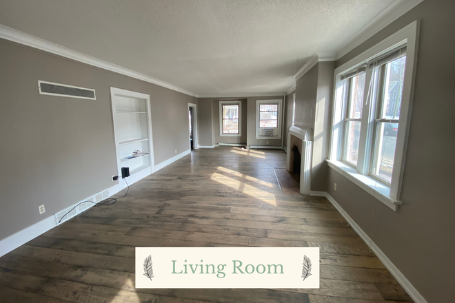 Living Room - Five Bedroom Home in Lincoln Park