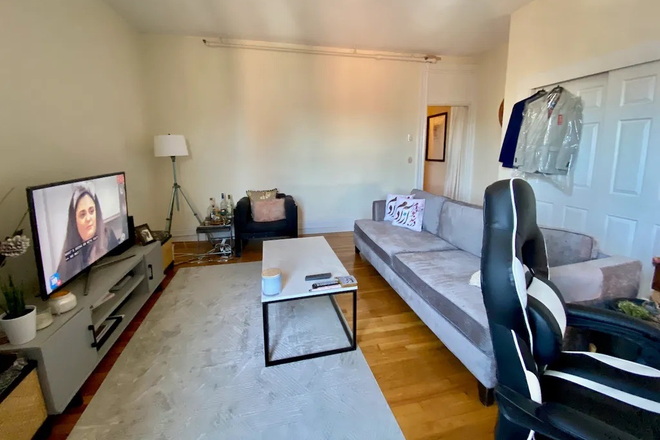 - - NO Broker Fee!! Right Close to Campus! 2 bed w/ Laundry in Building Apartments