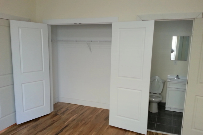 Closet and Bathroom - Private Luxury 1 Bed, 1 Bath Near Temple (The Berks) – Washer/Dryer + Utilities