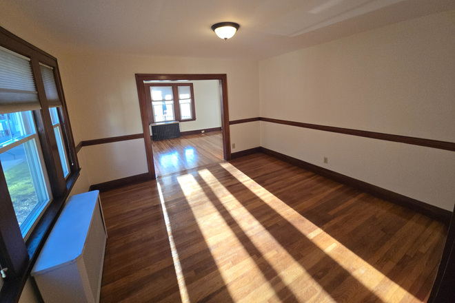 . - *NO BROKERS FEE!* Sunny 2 Bed / 1 Bath w/ Parking!! Available NOW!! Apartments