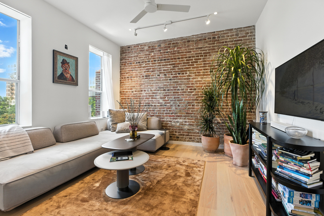 Living Room - Colonial Lake Pied-à-terre Condo