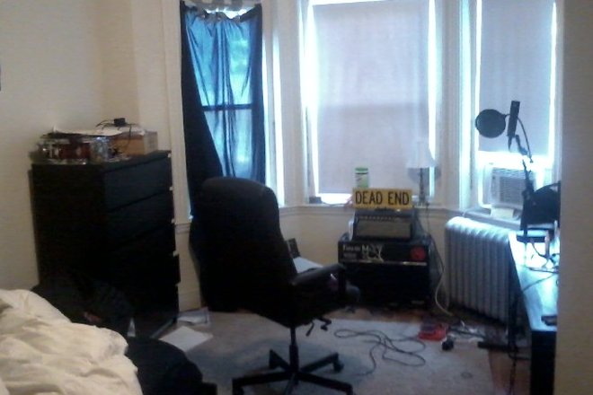 Hub Realty - Nice front 2 bedroom, with living room, in Fenway Apartments