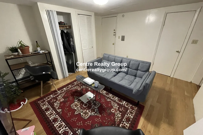 - - No Broker Fee!! Close to Campus! Sunny & Bright 1 Bed w/ Laundry in Building Avail. 9/1/26!! Apartments