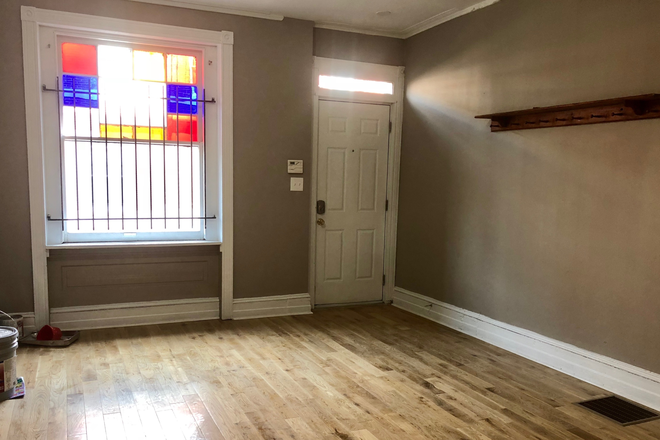 Living Room - OCP - Updated House With Patio - 6 Beds 3 Baths