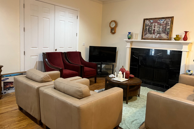 Living Room photo 2 - 6855 Bellgreen Dr. Houston TX 77030 House