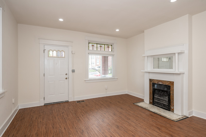 Living Space - 217 E Rochelle House