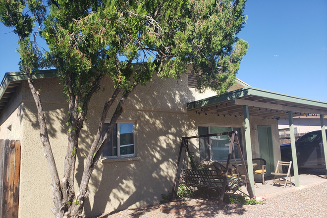 Plenty of parking!! - Beautiful home and soooo close to Campus! Available Fall 2026