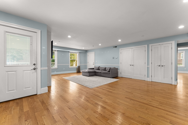 . - SPACIOUS 3 Bed/2 Bath w/LAUNDRY - Avail NOW!! Apartments