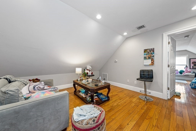 - - Close to Campus! Large 4 bed 2 bath w/ Laundry Apartments