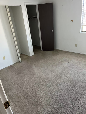 bedroom - Peppermill Village Apartments