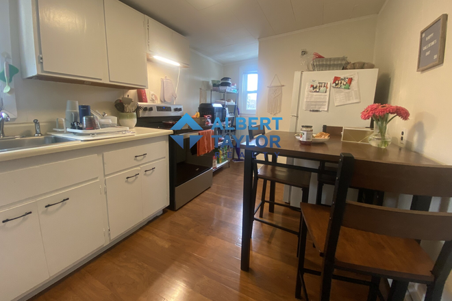 Kitchen - CHEAP 2-bed split near green line!! Budget Buster!! Apartments